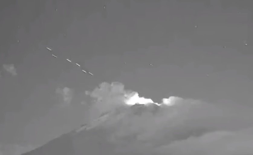 Starlink или флот НЛО, покидающий вулкан в Мексике?