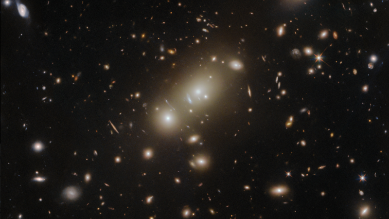 Hubble запечатлел величественный Abell 3322