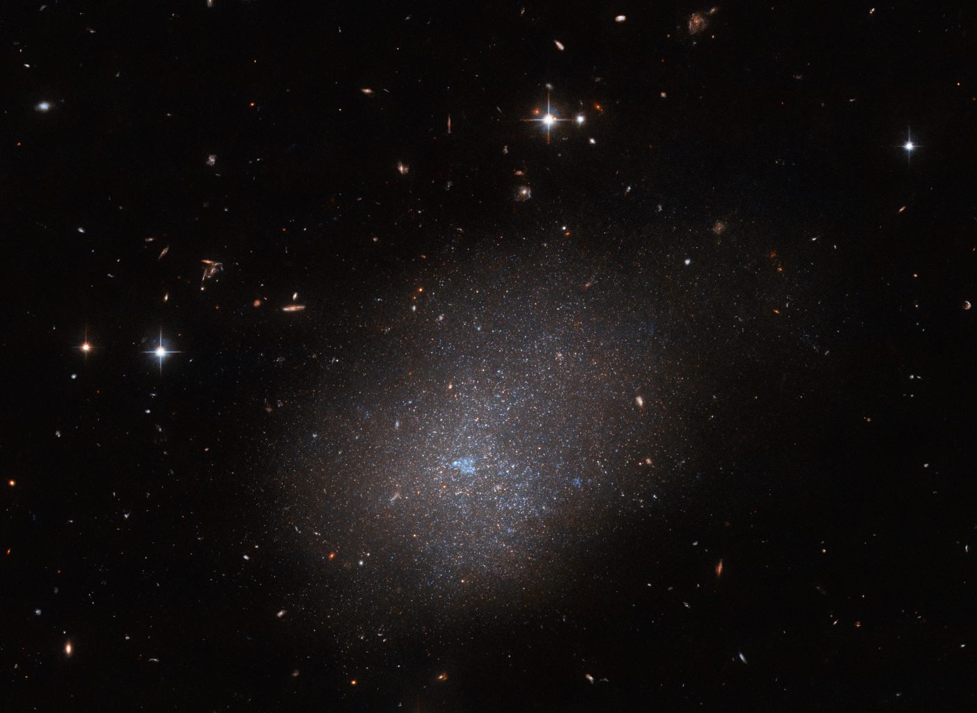 Хаббл показывает далекую галактику ESO 300-16 в потрясающих деталях