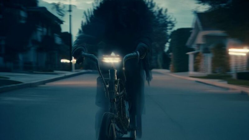 Призрак или розыгрыш? Видео показывает, как велосипед без водителя движется по улице