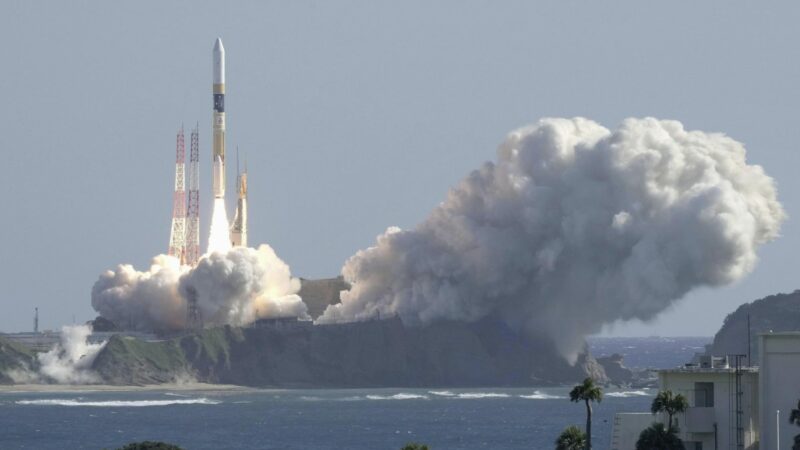 Япония отправляет в космос ракету с луноходом и рентгеновским телескопом