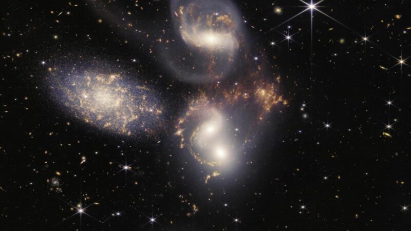 Почему космос такой темный, хотя во Вселенной много звезд?