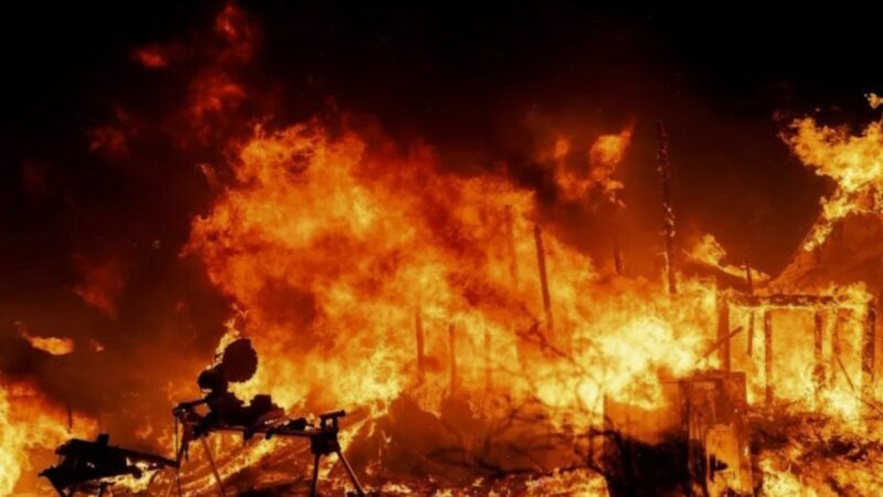 Вышедший из-под контроля пожар в Южной Калифорнии вынуждает эвакуировать людей, так как его площадь за несколько часов выросла до 1200 акров