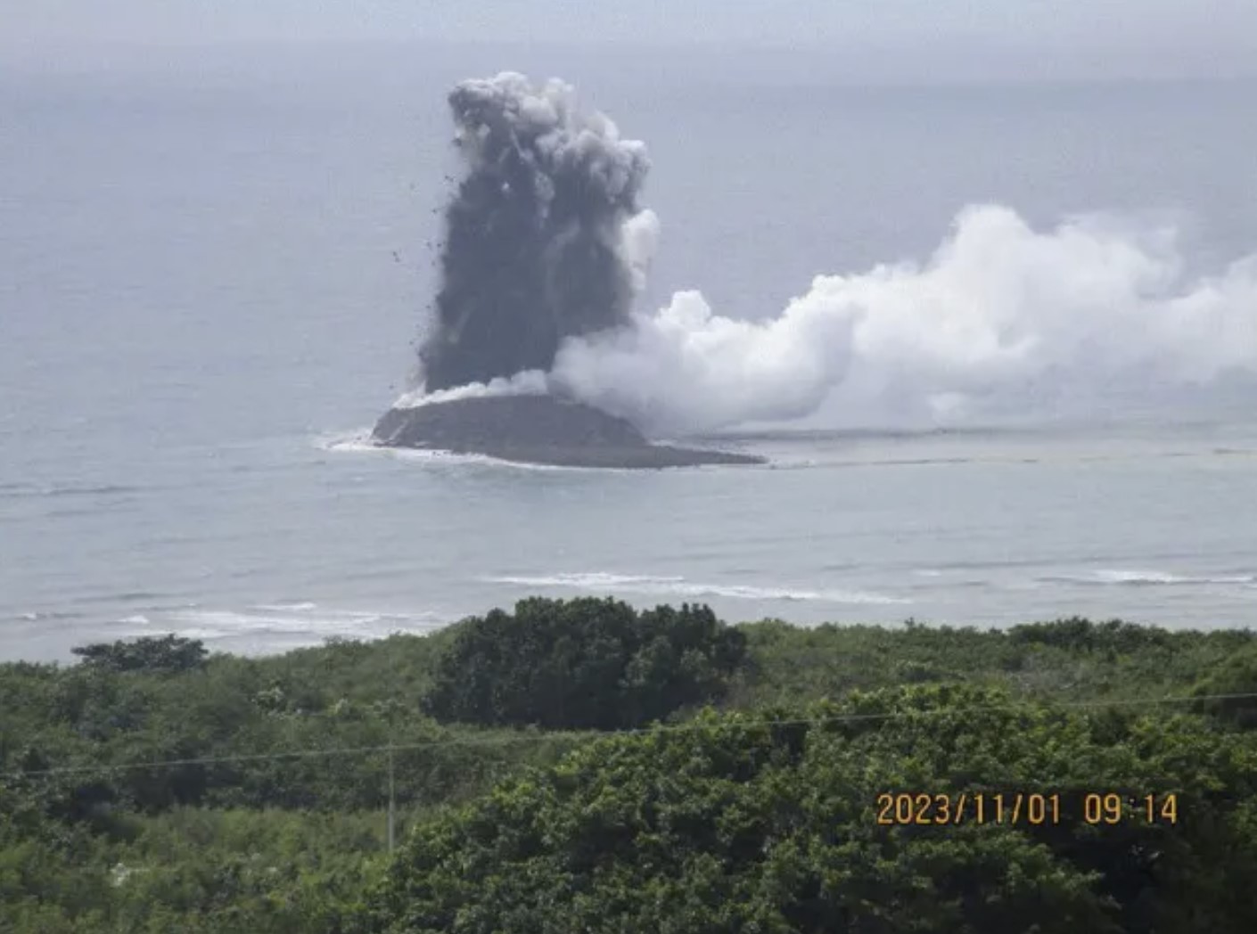 У берегов Японии образовался новый вулканический остров на видео и фотографиях
