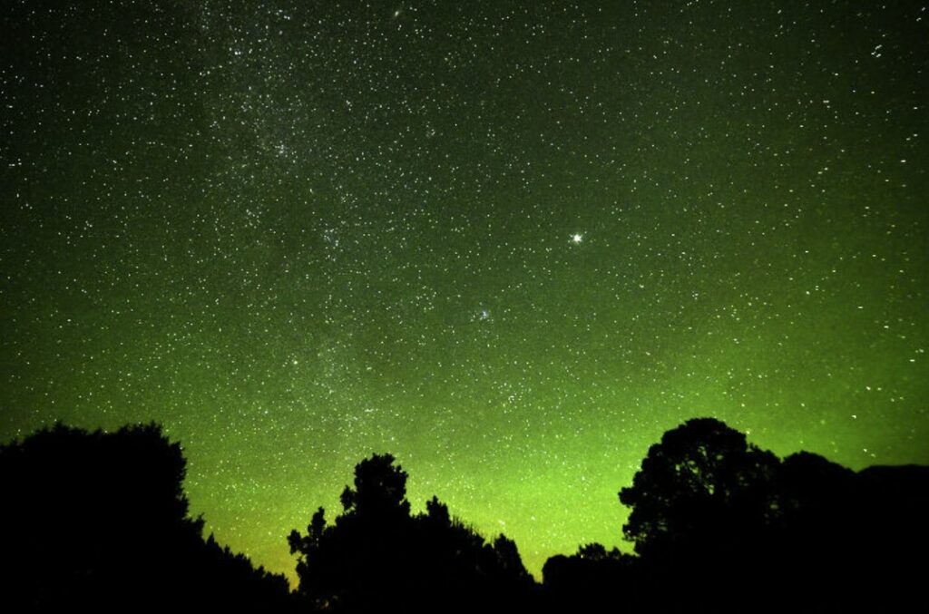 Таинственный зеленый свет в небе над Колорадо