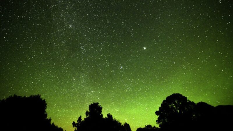 Таинственный зеленый свет в небе над Колорадо