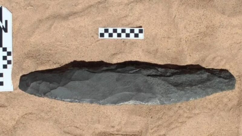 Археологи обнаружили гигантский каменный топор возрастом 250 000 лет