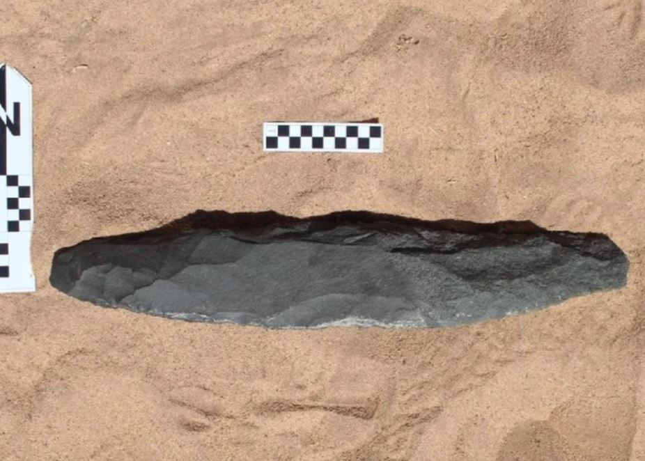 Археологи обнаружили гигантский каменный топор возрастом 250 000 лет