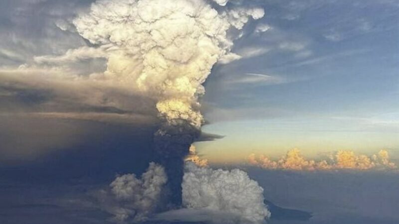 В результате мощного извержения вулкана Улавун в Папуа-Новой Гвинее дым и газ поднялись на высоту до 50 тыс. футов.
