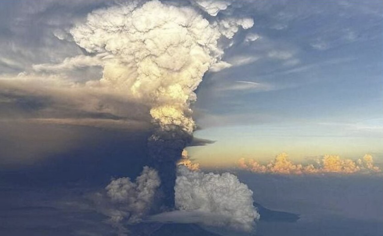 В результате мощного извержения вулкана Улавун в Папуа-Новой Гвинее дым и газ поднялись на высоту до 50 тыс. футов.