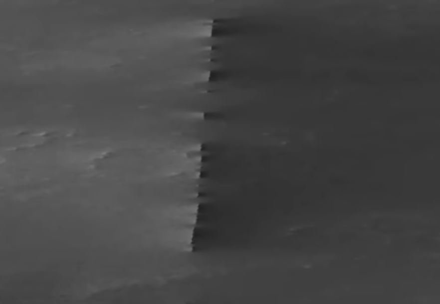 На Марсе заметили гигантскую конструкцию, напоминающую стену