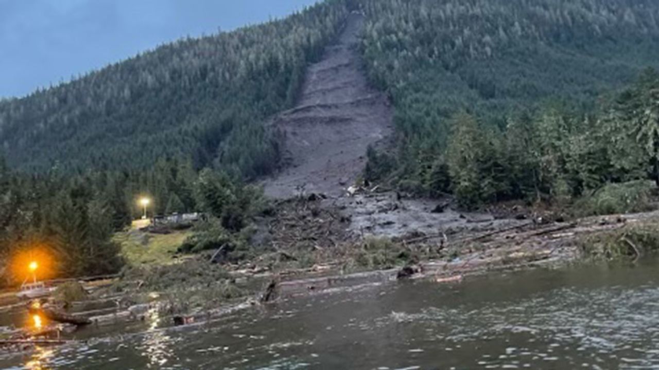 По меньшей мере трое погибших в результате массивного оползня на Аляске, разрушившего дома из-за пропитанной атмосферой реки
