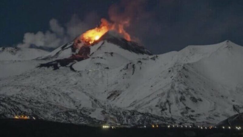 Видео: Крупное извержение заснеженного вулкана Этна в Италии – красный сигнал тревоги, но аэропорт Катании не пострадал