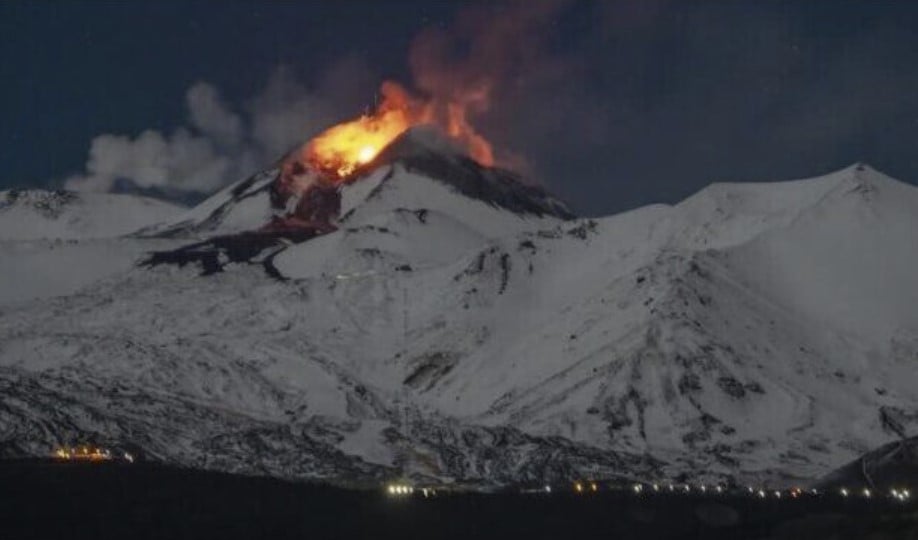 Видео: Крупное извержение заснеженного вулкана Этна в Италии – красный сигнал тревоги, но аэропорт Катании не пострадал