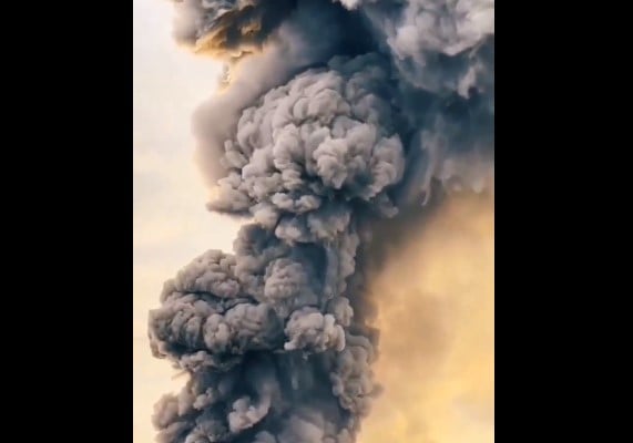 Видео: сильное извержение вулкана Дуконо в Индонезии выбросило пепел на высоту 2 км – города и деревни вокруг кратера засыпаны пеплом