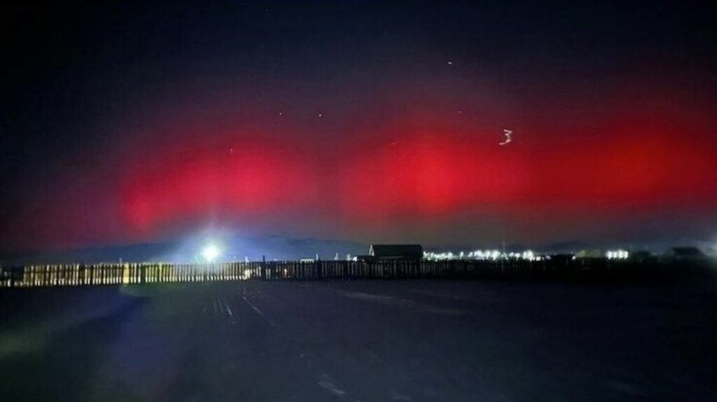 Кроваво-красное небо Монголия, полярное сияние