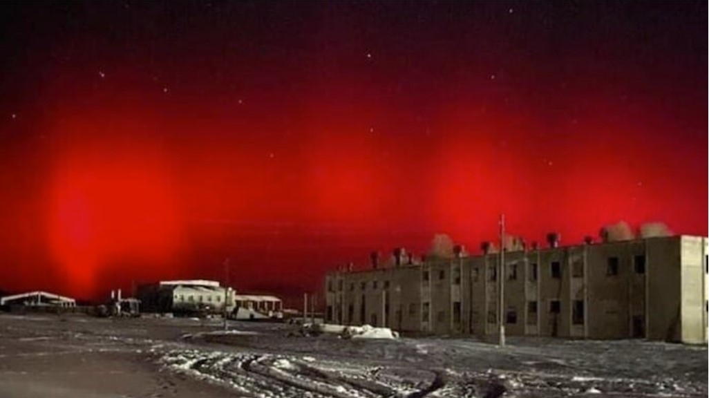 Небо Монголии загадочным образом окрасилось в кроваво-красный цвет