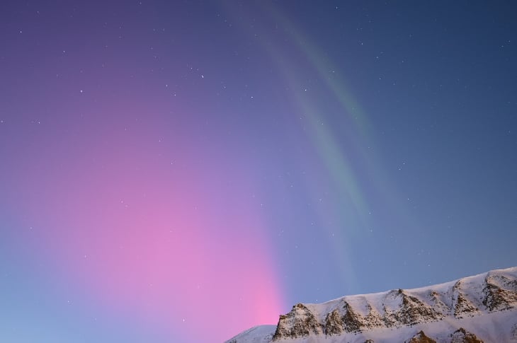 Чрезвычайно редкие ДНЕВНЫЕ полярные сияния появились в небе над Шпицбергеном, Норвегия