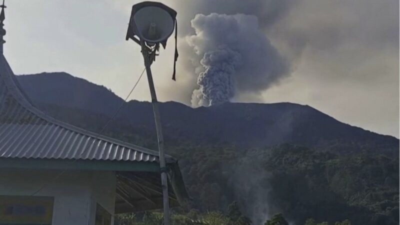 Новое извержение индонезийского вулкана Марапи спустя всего неделю после смертоносного взрыва