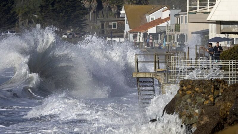 Катастрофические волны высотой до 30 футов разбиваются о калифорнийский пляж Вентура, вызывая наводнения и отбойные течения.