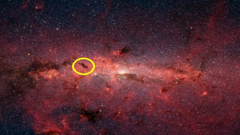 JWST обнаруживает нечто странное внутри загадочного “кирпича” в Млечном Пути