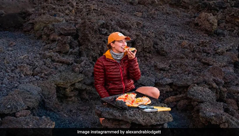 Женщина ест пиццу, приготовленную на действующем вулкане в Гватемале
