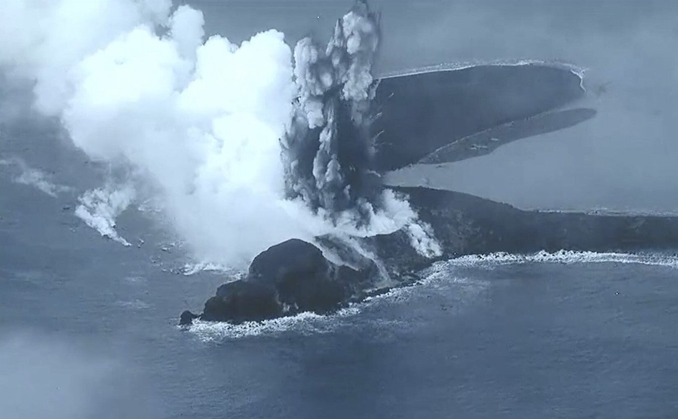 Видео: Извержение на недавно образовавшемся острове у побережья Иводзимы, Япония.
