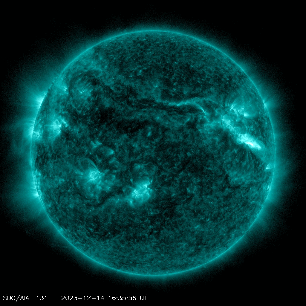 Солнечное пятно 3514 вспыхнуло 14 декабря (17:02 UT), вызвав мощную солнечную вспышку класса X2.8.