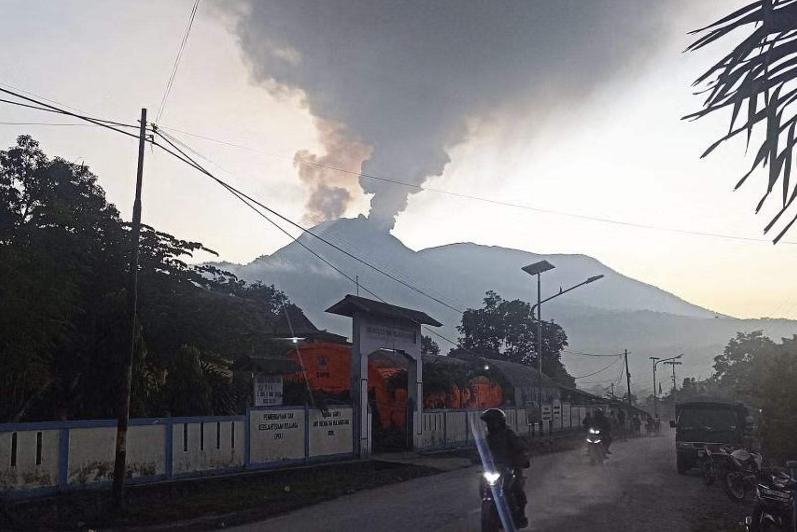 2000 человек эвакуированы из-за продолжающихся извержений и повышенной вулканической активности вулкана Левотоби в Индонезии – Зарегистрирован сильный пеплопад – Снова крупное извержение вулкана Семеру в Индонезии