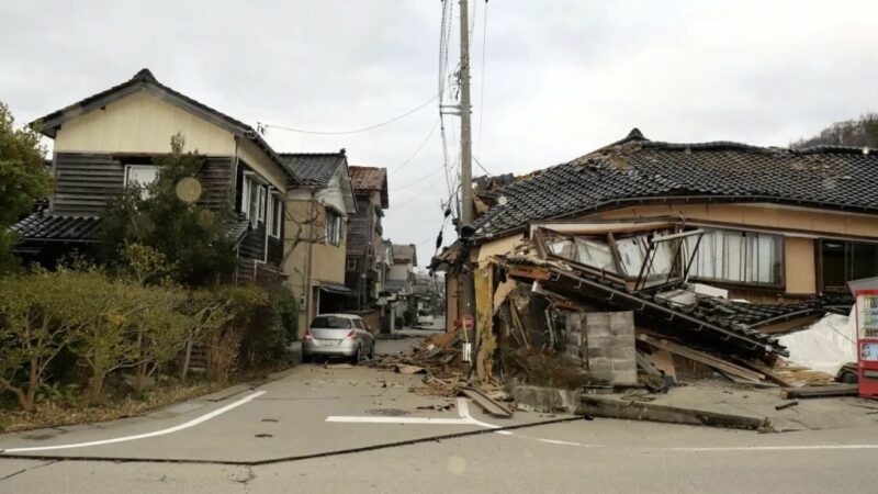 Не менее 48 погибших!  Мощное землетрясение магнитудой 7,5 произошло на западе Японии, вызвав волны цунами