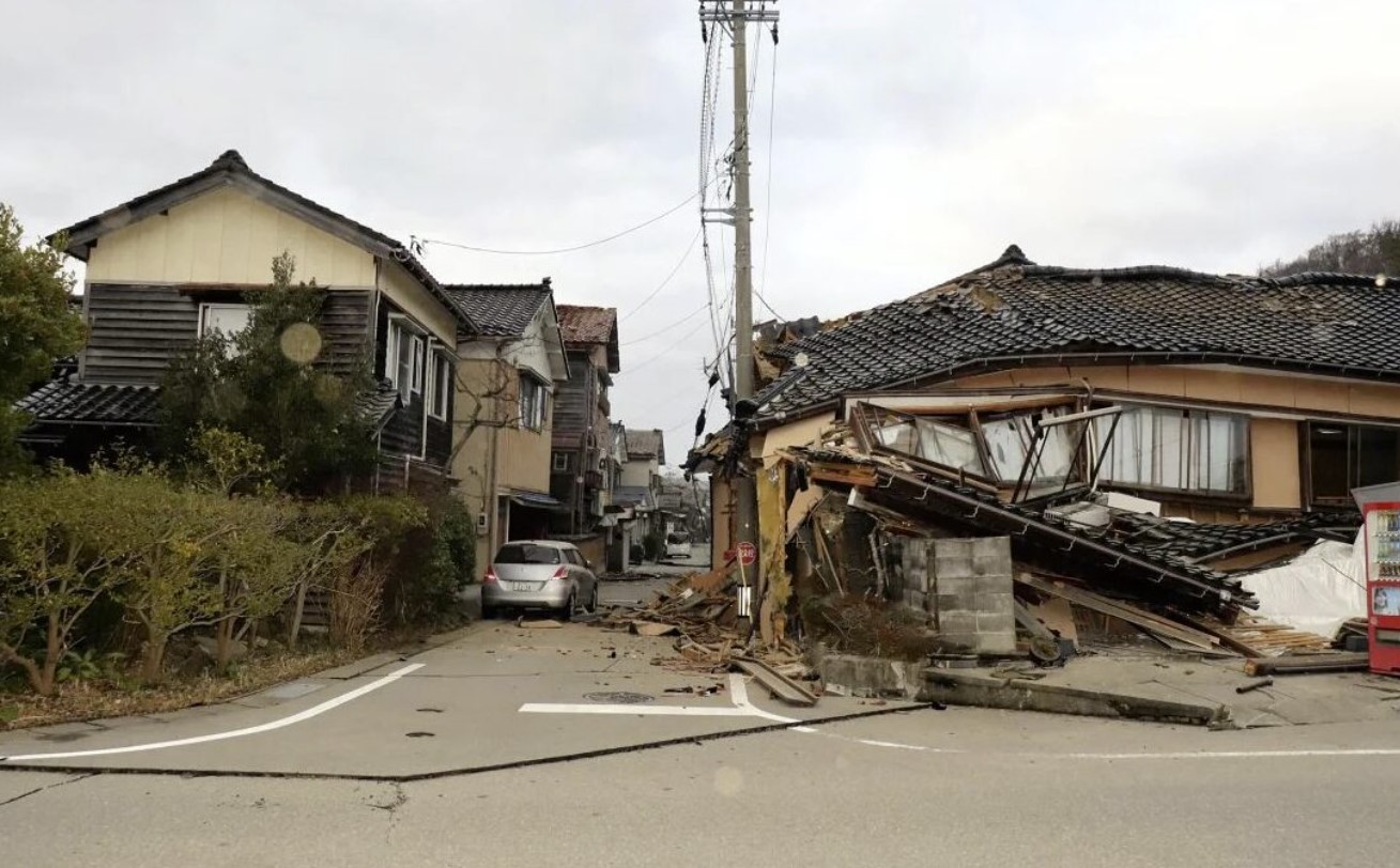 Не менее 48 погибших!  Мощное землетрясение магнитудой 7,5 произошло на западе Японии, вызвав волны цунами