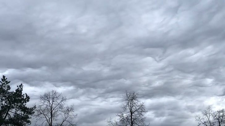 Какие-то действительно странные облака над Берном, Швейцария…