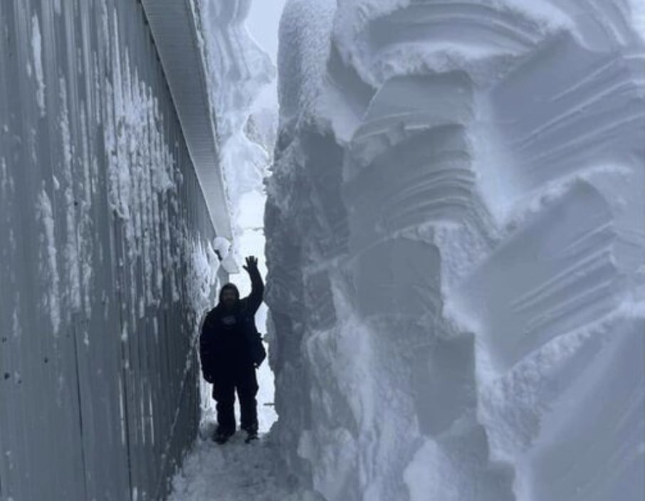 Канадцы вынуждены разгребать пятифутовый слой снега после снежной бури в Новой Шотландии