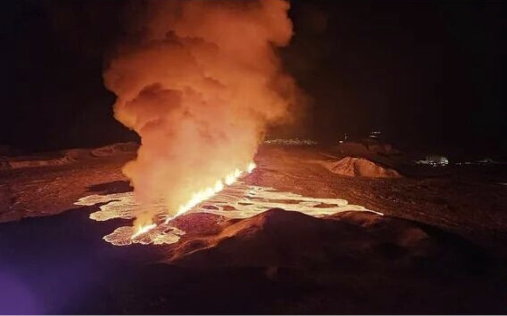 Видео: Исландский вулкан извергается в третий раз с декабря недалеко от Гриндавика