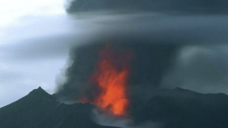 Массивное извержение вулкана Сакурадзима в Японии подняло шлейф газа и пепла на высоту 5000 метров над вершиной впервые с 2010 года.