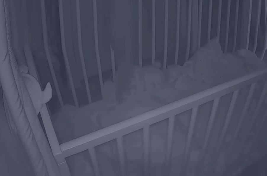 Это рука-призрак в детской кроватке?