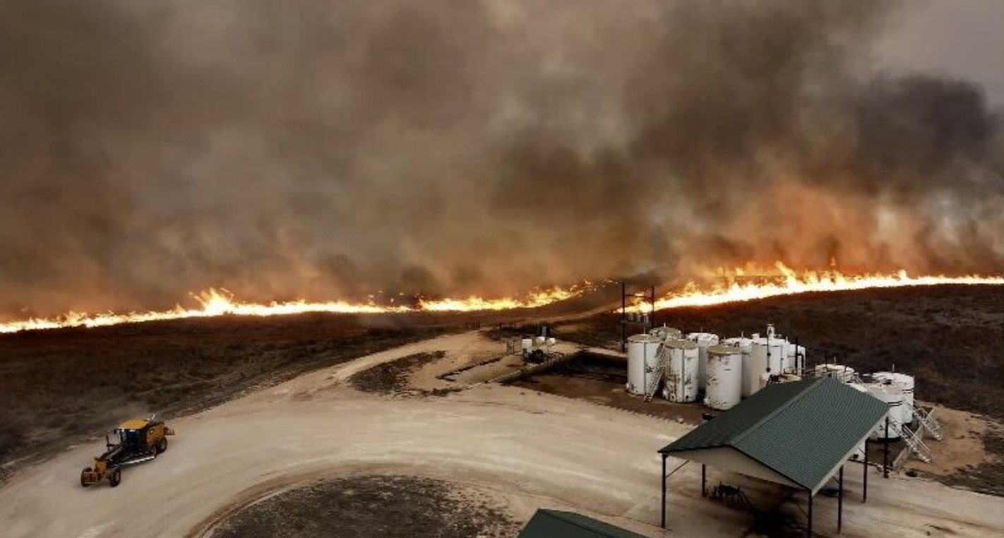 Вышедшие из-под контроля лесные пожары, вызванные ветром, вынудили жителей Техаса Панхандл провести эвакуацию