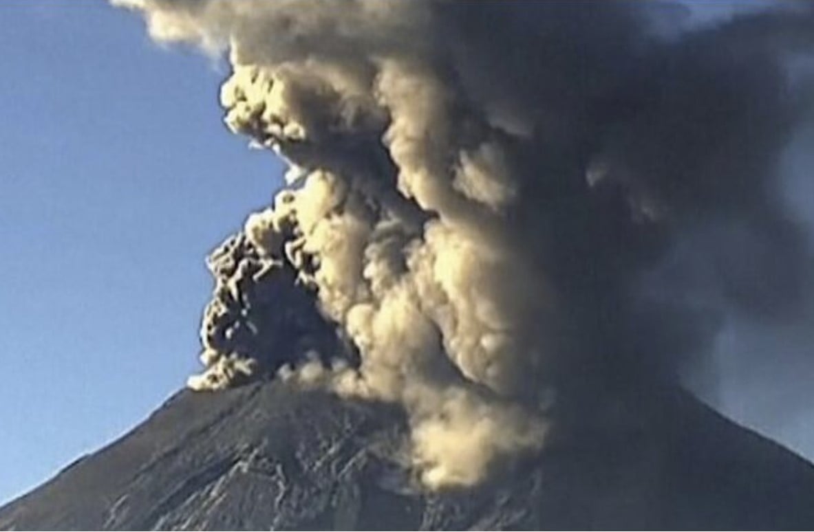 Массивное извержение вулкана Попокатепетль выбросило огромные столбы пепла и дыма, что привело к отмене авиарейсов