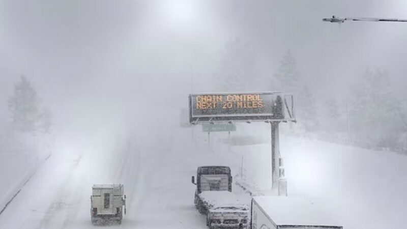 На Калифорнию и Неваду обрушилась чудовищная, “опасная для жизни” снежная буря, ветер скоростью 145 миль в час и предупреждение о торнадо заставили закрыть горнолыжные курорты из-за угрозы схода лавин