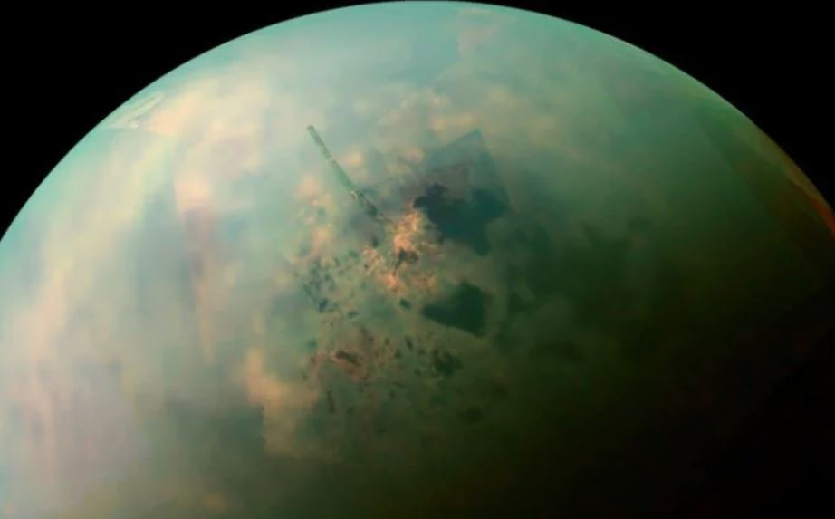 На полюсах Титана замечены очень прямые линии: какими они могут быть?