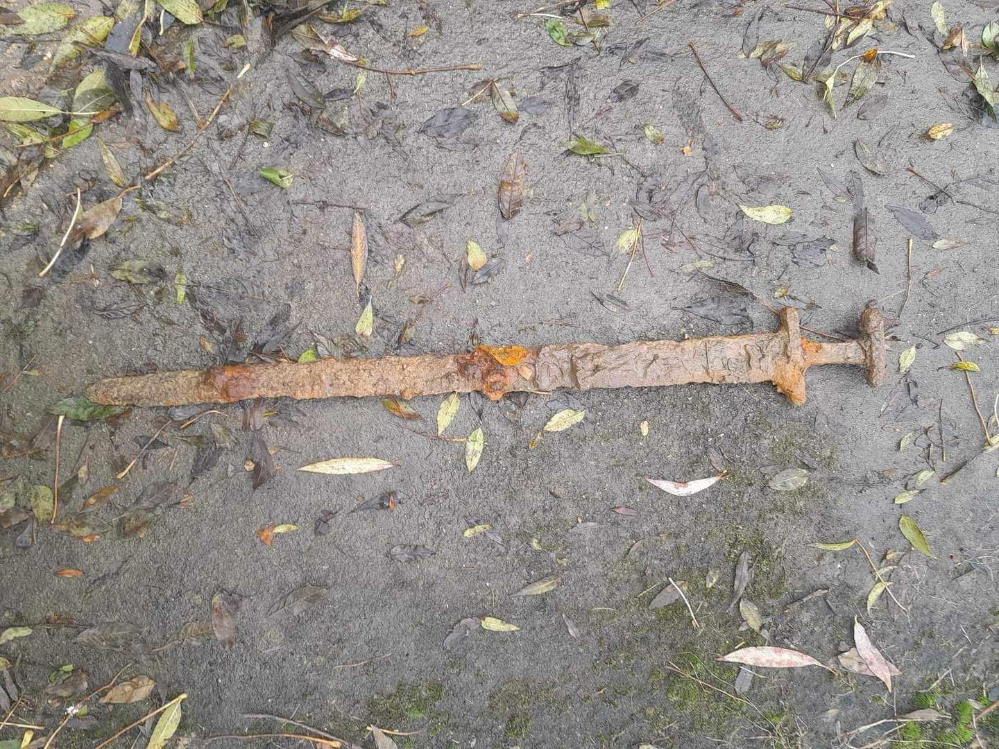 Мужчина нашел на дне реки неповрежденный меч викинга