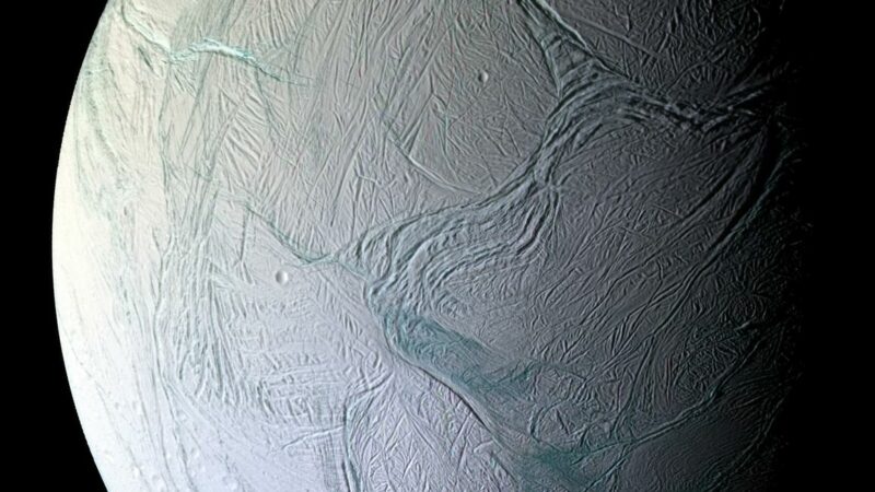 Океанический спутник Сатурна Энцелад способен поддерживать жизнь
