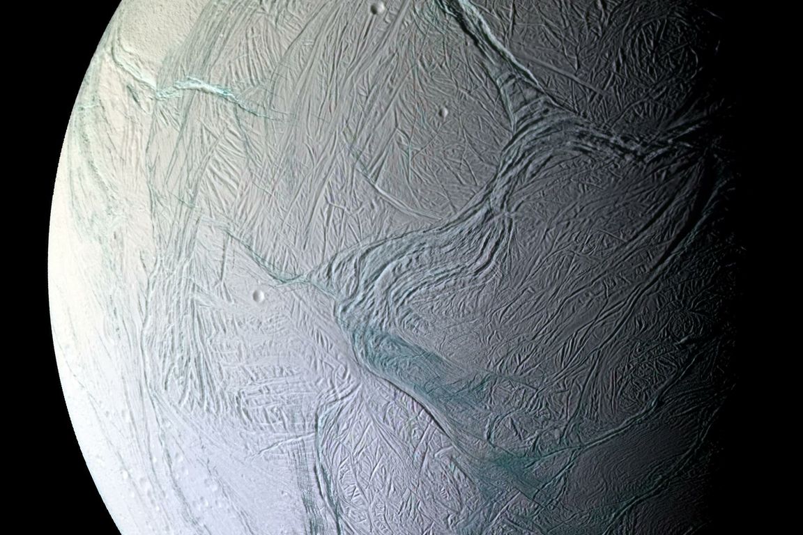 Океанический спутник Сатурна Энцелад способен поддерживать жизнь