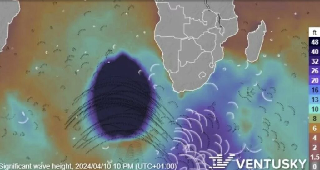 Волновая аномалия, показанная здесь темно-фиолетовым цветом, двигалась вдоль побережья Африки. В социальных сетях пользователи обсуждали, была ли аномалия гигантским морским существом или системной ошибкой.