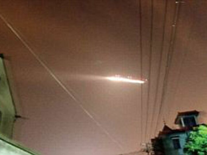 Огромный НЛО заблокировал небо над аэропортом Сяошань