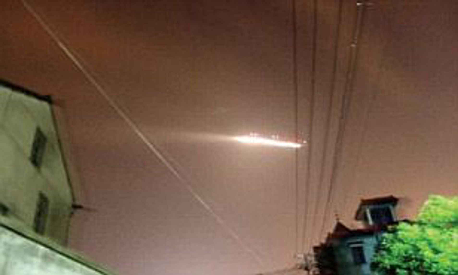 Огромный НЛО заблокировал небо над аэропортом Сяошань