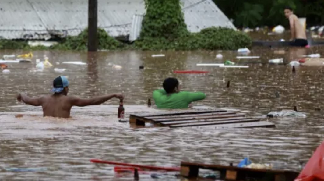 Обрушение плотины и продолжительные дожди вызвали сильнейшее за 80 лет наводнение на юге Бразилии