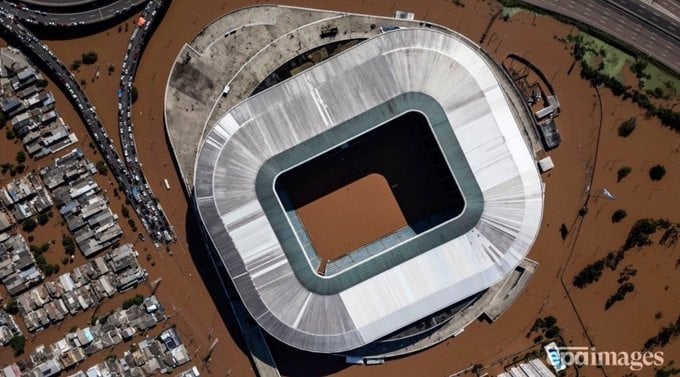 Футбольные стадионы в бразильском городе Порту-Алегри превратились в гигантские бассейны.