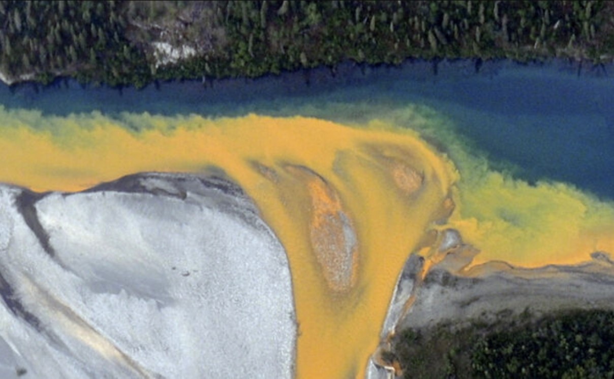 Вулканическое или геотермальное происхождение?  Нетронутые водные пути Аляски загадочным образом становятся оранжевыми