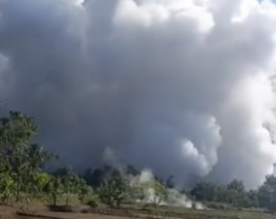 На вулкане Суо в Индонезии произошло три мощных фреатических извержения, в результате которых в воздух поднялись тонны камней и грязи.